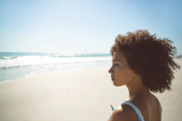 Vue Latérale Une Femme Afro Américaine Réfléchie Debout Sur Plage — Photo