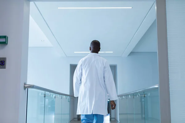 Zadní Pohled Afroamerického Mužského Lékaře Jak Kráčí Chodbě Nemocnici — Stock fotografie