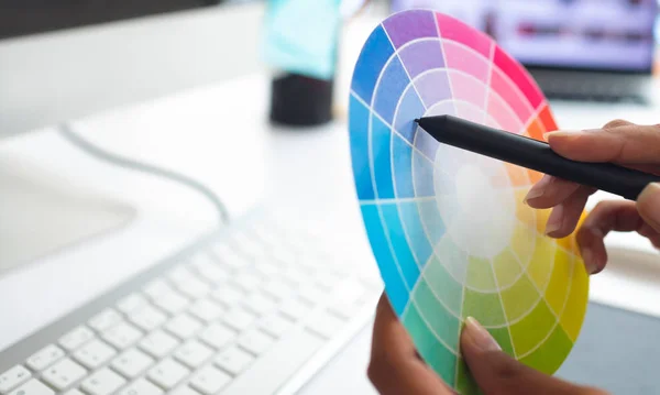 Nahaufnahme Einer Grafikerin Die Mit Farbmuster Schreibtisch Einem Modernen Büro — Stockfoto