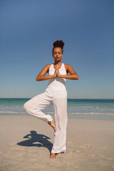 Vue Face Belle Femme Afro Américaine Faisant Yoga Plage Soleil — Photo