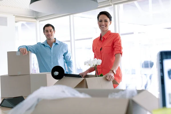 Front View Caucasian Business People Looking Camera While Unpacking Office — Stock Photo, Image