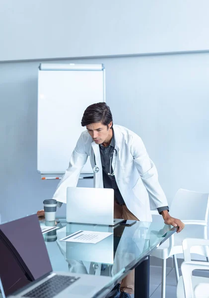 Front Bild Manliga Kaukasiska Läkare Stående När Använder Laptop Vid — Stockfoto