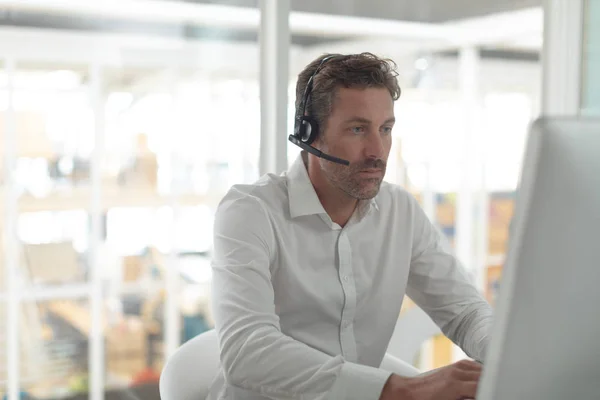 Front View Attentive Caucasian Male Customer Service Executive Working Desk — Stock Photo, Image