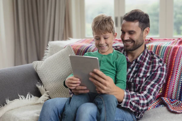 Konforlu Bir Evde Kanepeüzerinde Dijital Tablet Kullanarak Kafkas Baba Oğlu — Stok fotoğraf