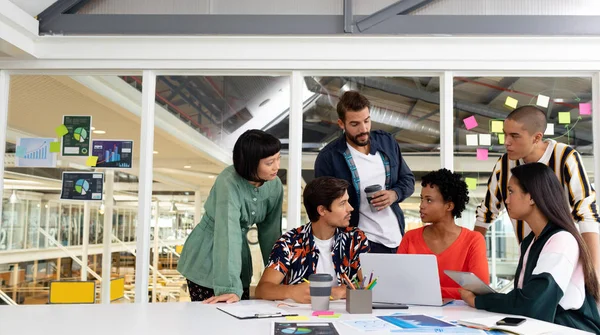 Vooraanzicht Van Diverse Zakenmensen Die Laptop Discussiëren Vergaderzaal Van Office — Stockfoto