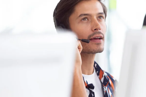 Vooraanzicht Van Kaukasische Mannelijke Klantenservice Executive Werken Computer Bij Bureau — Stockfoto