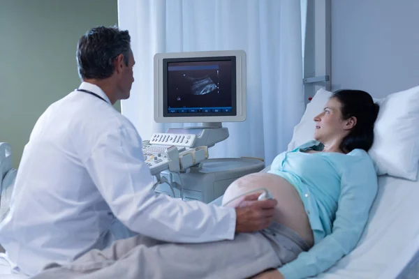 Zadní Pohled Kavkazského Doktora Který Provádí Ultrazvukový Scan Pro Těhotnou — Stock fotografie