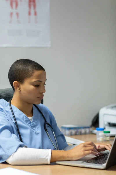 Vooraanzicht Van Mixed Race Vrouwelijke Arts Werken Aan Laptop Bij — Stockfoto