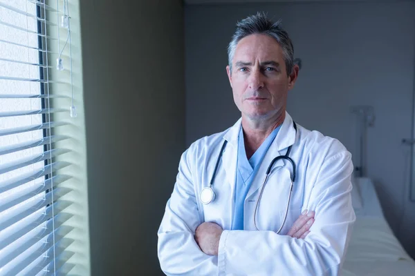Hastanede Kolları Çapraz Duran Olgun Beyaz Erkek Doktor Portresi — Stok fotoğraf