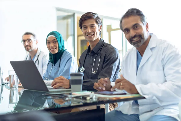 Zijaanzicht Van Diverse Medische Team Kijken Naar Camera Tijdens Het — Stockfoto