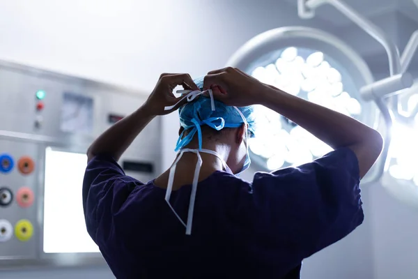 Achteraanzicht Van Gemengde Vrouwelijke Chirurg Die Chirurgisch Masker Operatie Theater — Stockfoto