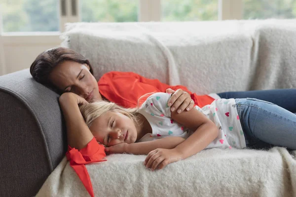 Front Bild Kaukasiska Mor Och Dotter Sova Tillsammans Soffa Vardagsrummet — Stockfoto