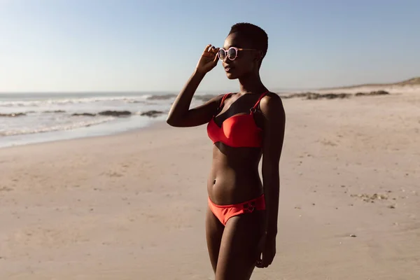 Vista Frontal Una Joven Afroamericana Gafas Sol Pie Playa — Foto de Stock