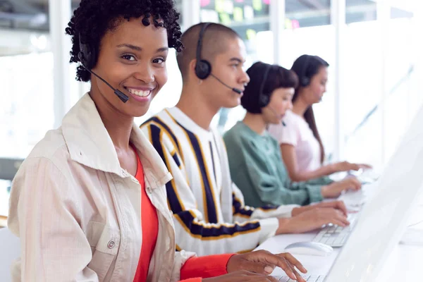 Portait Dirigenti Del Servizio Clienti Afro Americano Che Lavorano Computer — Foto Stock