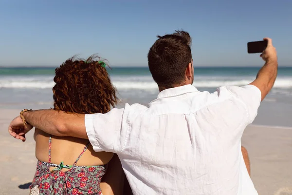 Rückansicht Von Mixed Race Paar Beim Selfie Mit Handy Strand — Stockfoto