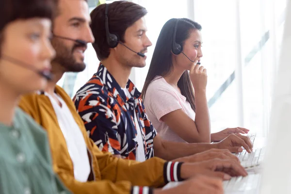 Zijaanzicht Van Diverse Klantenservice Executives Werken Computer Bij Bureau Kantoor — Stockfoto