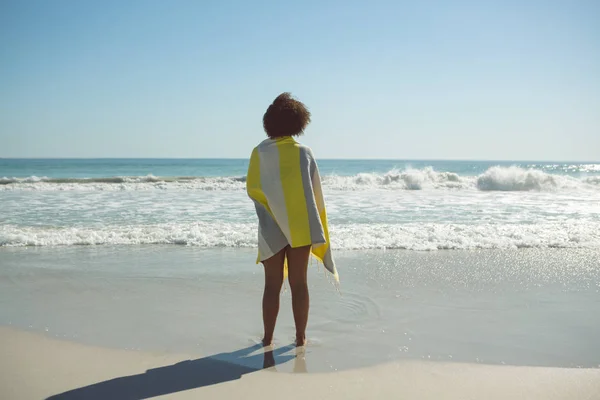 Rückansicht Einer Nachdenklichen Afroamerikanerin Die Handtuch Gehüllt Strand Steht — Stockfoto