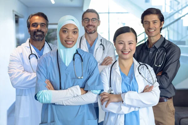 Portret Van Gelukkig Divers Medisch Team Van Artsen Staande Met — Stockfoto