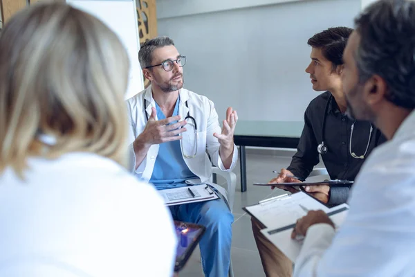 Vue Face Diverses Équipes Médicales Discutant Entre Elles Cercle Hôpital — Photo