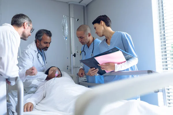 Vista Lateral Del Médico Varón Caucásico Ajustando Máscara Oxígeno Mientras —  Fotos de Stock