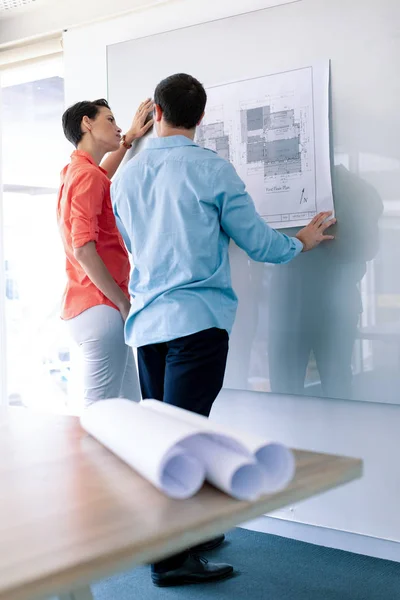 Vista Trasera Arquitectos Caucásicos Discutiendo Sobre Plano Tablero Cristal Una — Foto de Stock