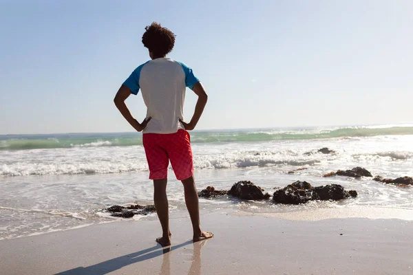 Visão Traseira Homem Afro Americano Com Mãos Quadril Praia Dia — Fotografia de Stock