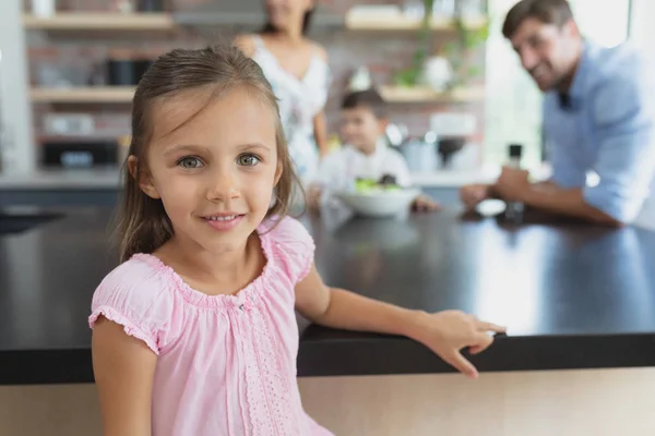 Ritratto Ragazza Caucasica Piedi Cucina Mentre Genitori Preparano Cibo Sullo — Foto Stock