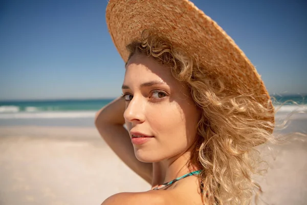 Portret Kaukaski Piękna Kobieta Stoi Plaży — Zdjęcie stockowe