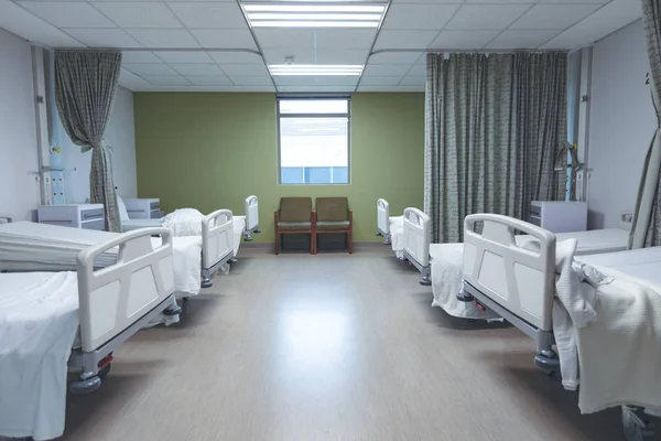 Vista Frontale Del Reparto Vuoto Nel Moderno Ospedale — Foto Stock