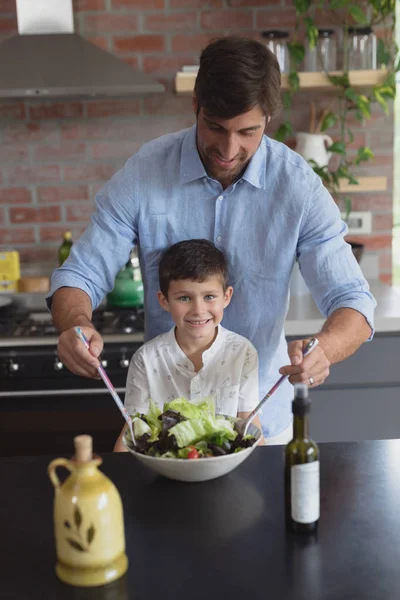 Vooraanzicht Van Kaukasische Vader Zoon Bereiden Groente Salade Keuken Thuis — Stockfoto