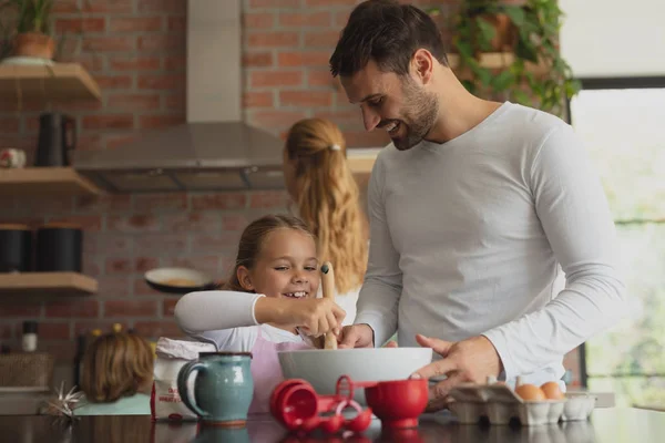 Vista Frontal Feliz Padre Hija Caucásicos Preparando Galletas Encimera Cocina — Foto de Stock