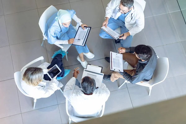 Vista Alto Angolo Diversi Team Medici Che Discutono Documenti Tra — Foto Stock