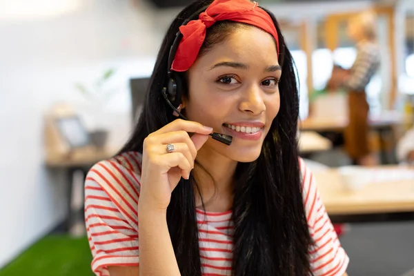 Vista Frontale Del Felice Dirigente Del Servizio Clienti Femminile Misto — Foto Stock