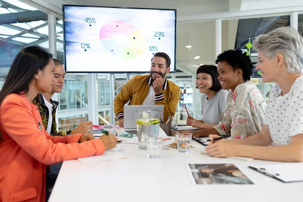 Vista Frontale Diversi Uomini Affari Che Discutono Nella Riunione Nella — Foto Stock