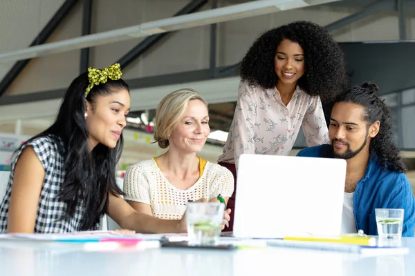 Vooraanzicht Van Vrolijke Gevarieerde Zakenmensen Die Samenwerken Aan Een Laptop — Stockfoto