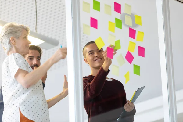 Side View Diverse Business People Discussing Sticky Notes Modern Office — Stock Photo, Image