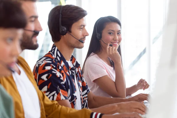 Portret Van Gemengde Vrouwelijke Klantenservice Executive Werken Computer Bij Bureau — Stockfoto