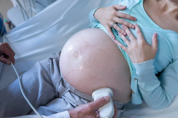 Sección Media Del Médico Masculino Haciendo Ecografía Para Mujer Embarazada — Foto de Stock