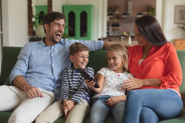 Vista Frontale Della Felice Famiglia Caucasica Che Guarda Televisione Soggiorno — Foto Stock