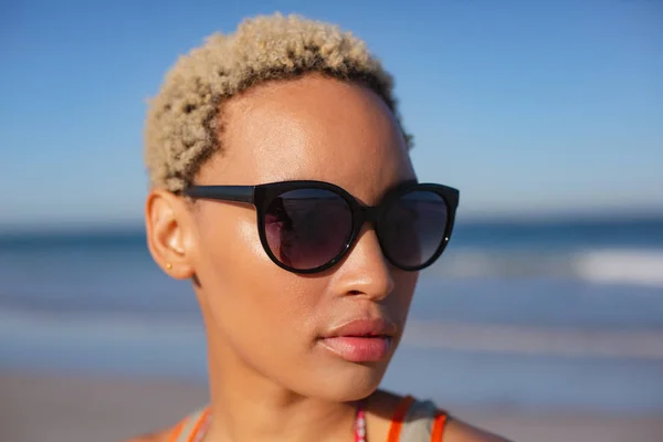 Primer Plano Hermosa Mujer Afroamericana Gafas Sol Mirando Hacia Playa — Foto de Stock