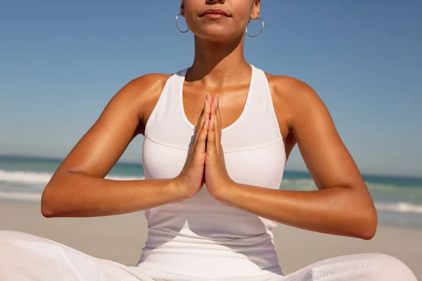 Sección Media Mujer Afroamericana Haciendo Yoga Playa Bajo Sol —  Fotos de Stock