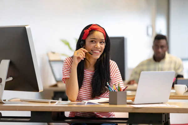 Vooraanzicht Van Happy Mixed Race Customer Service Executive Praten Headset — Stockfoto