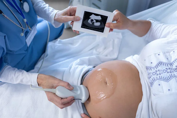 Középső Részében Orvos Csinál Ultrahang Vizsgálat Terhes Kórházban — Stock Fotó