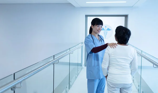 Vista Lateral Una Joven Doctora Asiática Con Estetoscopio Alrededor Del —  Fotos de Stock