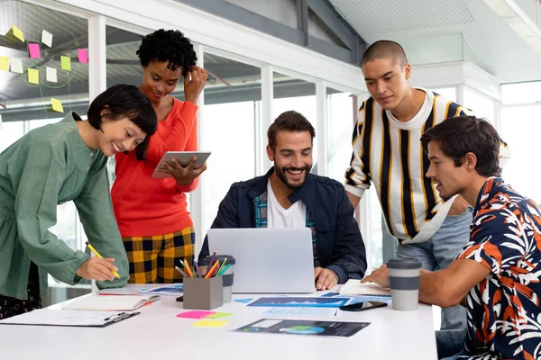 Vooraanzicht Van Diverse Zakenmensen Die Laptop Discussiëren Vergaderzaal Van Office — Stockfoto