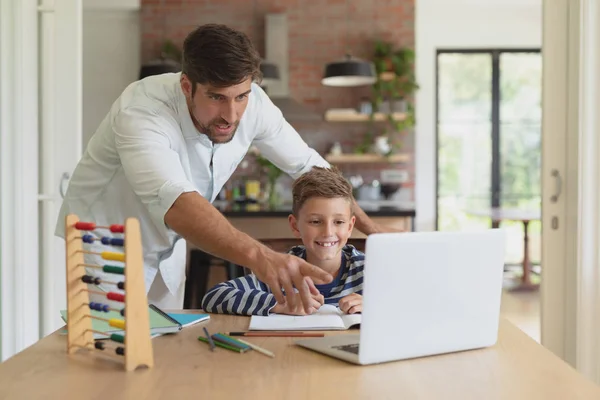 Vista Frontale Del Padre Caucasico Che Aiuta Suo Figlio Con — Foto Stock