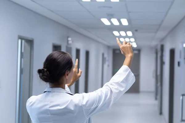 Rückansicht Einer Kaukasischen Ärztin Die Vorgibt Einen Unsichtbaren Bildschirm Krankenhausflur — Stockfoto