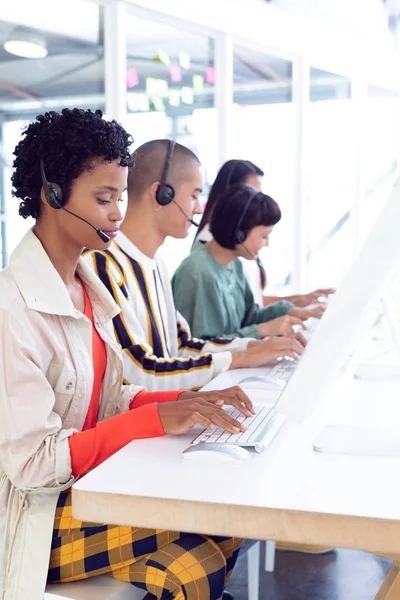 Zijaanzicht Van Diverse Klantenservice Executives Werken Computer Bij Bureau Kantoor — Stockfoto