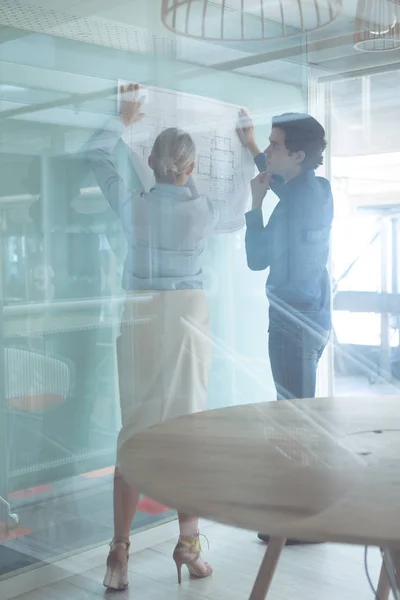 Bakifrån Manliga Och Kvinnliga Arkitekter Diskuterar Över Blueprint Office — Stockfoto