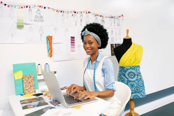 Vista Laterale Della Grafica Afro Americana Femminile Utilizzando Computer Portatile — Foto Stock